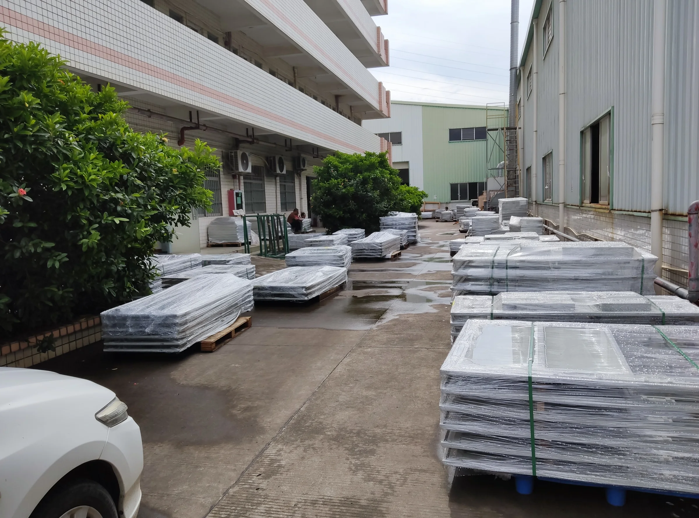 大量托盘物料从仓内外溢到两栋厂房之间的道路